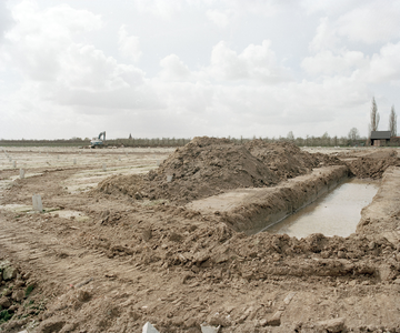 838590 Afbeelding van het bouwrijp maken van een terrein aan de Groenewoudsedijk te Utrecht. Op het terrein zullen ...